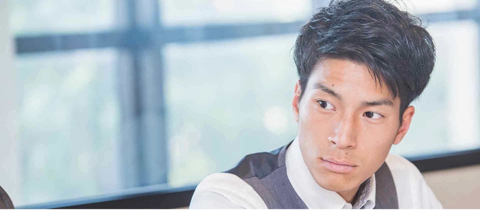 オフィスで働く花村 幹さん